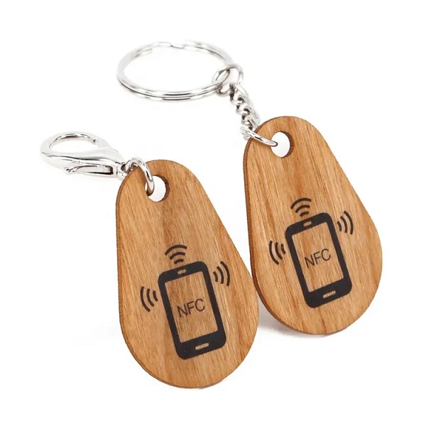 Bild von Keyfob in wood material with RFID 1K Compatible 13.56 MHz chip Fudan 08. 70102096 (DE,SE,NO,FI,RO,PL)